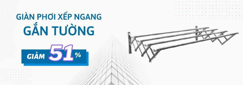 Hình ảnh một chiếc giá phơi quần áo inox gấp gọn được lắp đặt trên ban công chung cư hiện đại, phơi nhiều loại quần áo